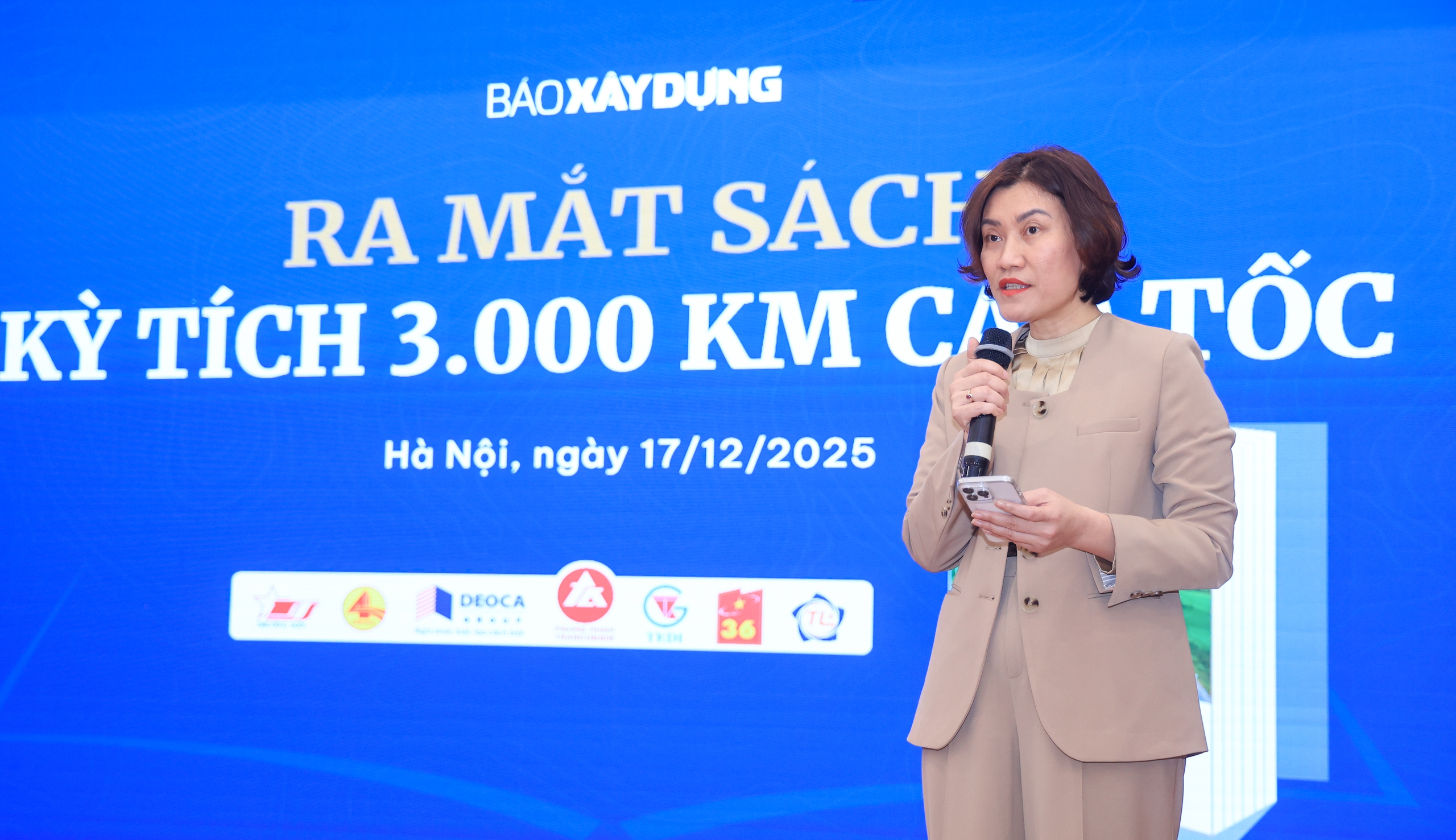 B&aacute;o X&acirc;y dựng ra mắt s&aacute;ch &ldquo;Kỳ t&iacute;ch 3.000km cao tốc&rdquo;- Ảnh 3.