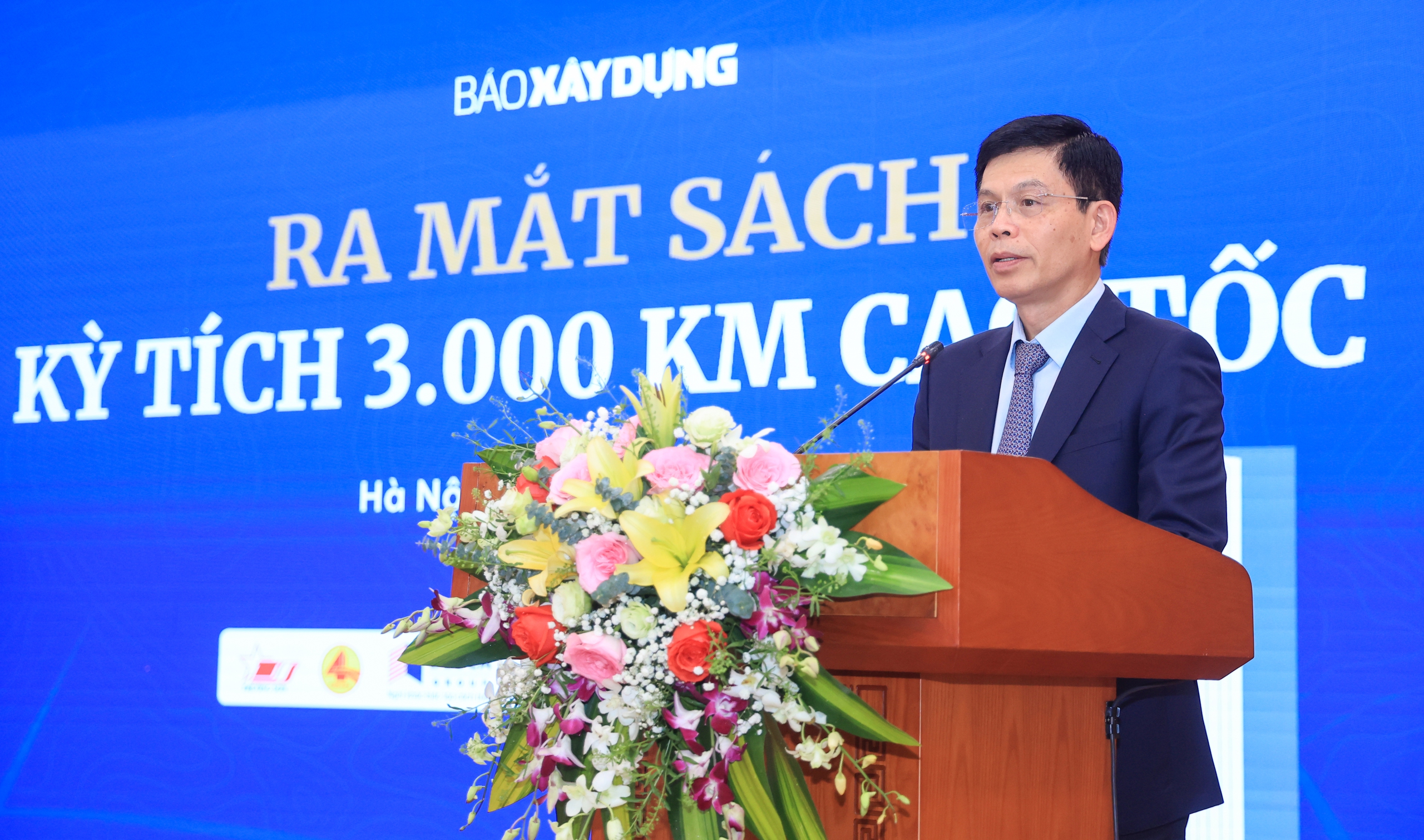 B&aacute;o X&acirc;y dựng ra mắt s&aacute;ch &ldquo;Kỳ t&iacute;ch 3.000km cao tốc&rdquo;- Ảnh 1.
