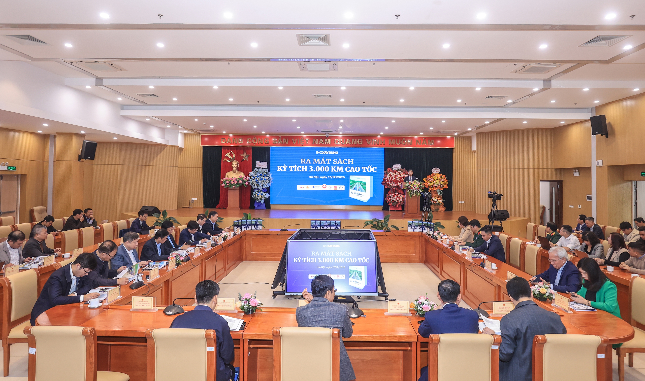 B&aacute;o X&acirc;y dựng ra mắt s&aacute;ch &ldquo;Kỳ t&iacute;ch 3.000km cao tốc&rdquo;- Ảnh 4.