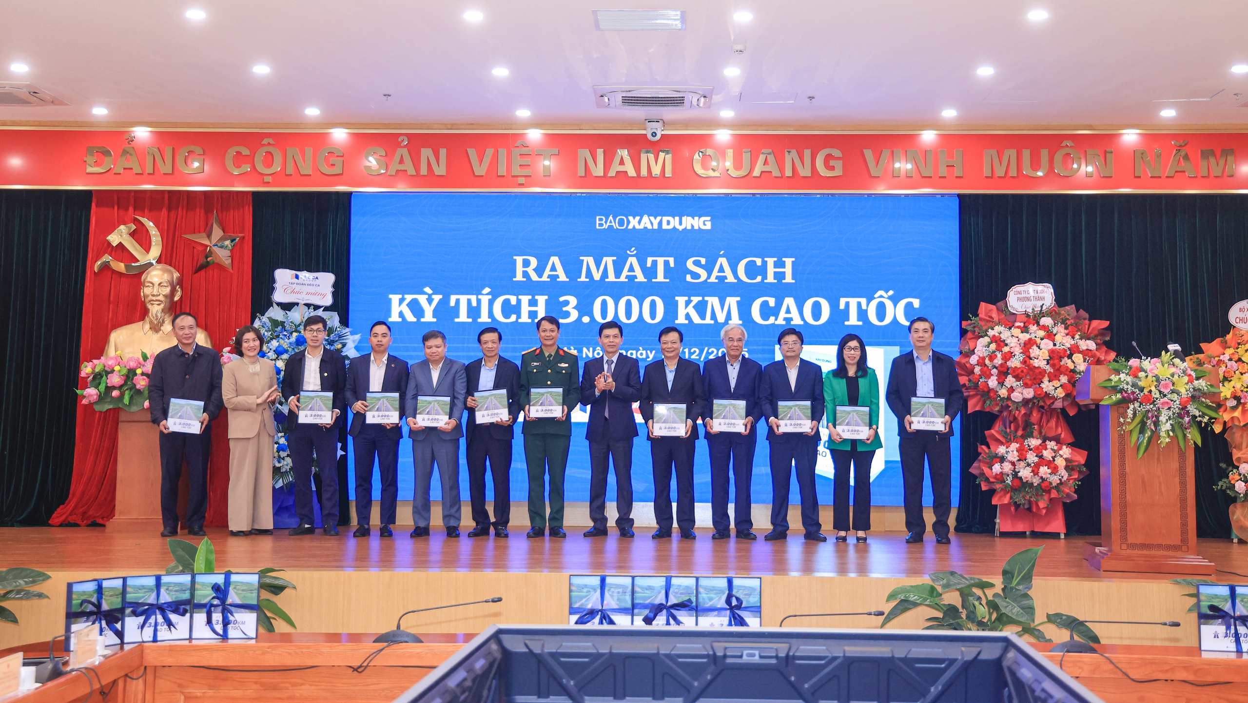 B&aacute;o X&acirc;y dựng ra mắt s&aacute;ch &ldquo;Kỳ t&iacute;ch 3.000km cao tốc&rdquo;- Ảnh 2.