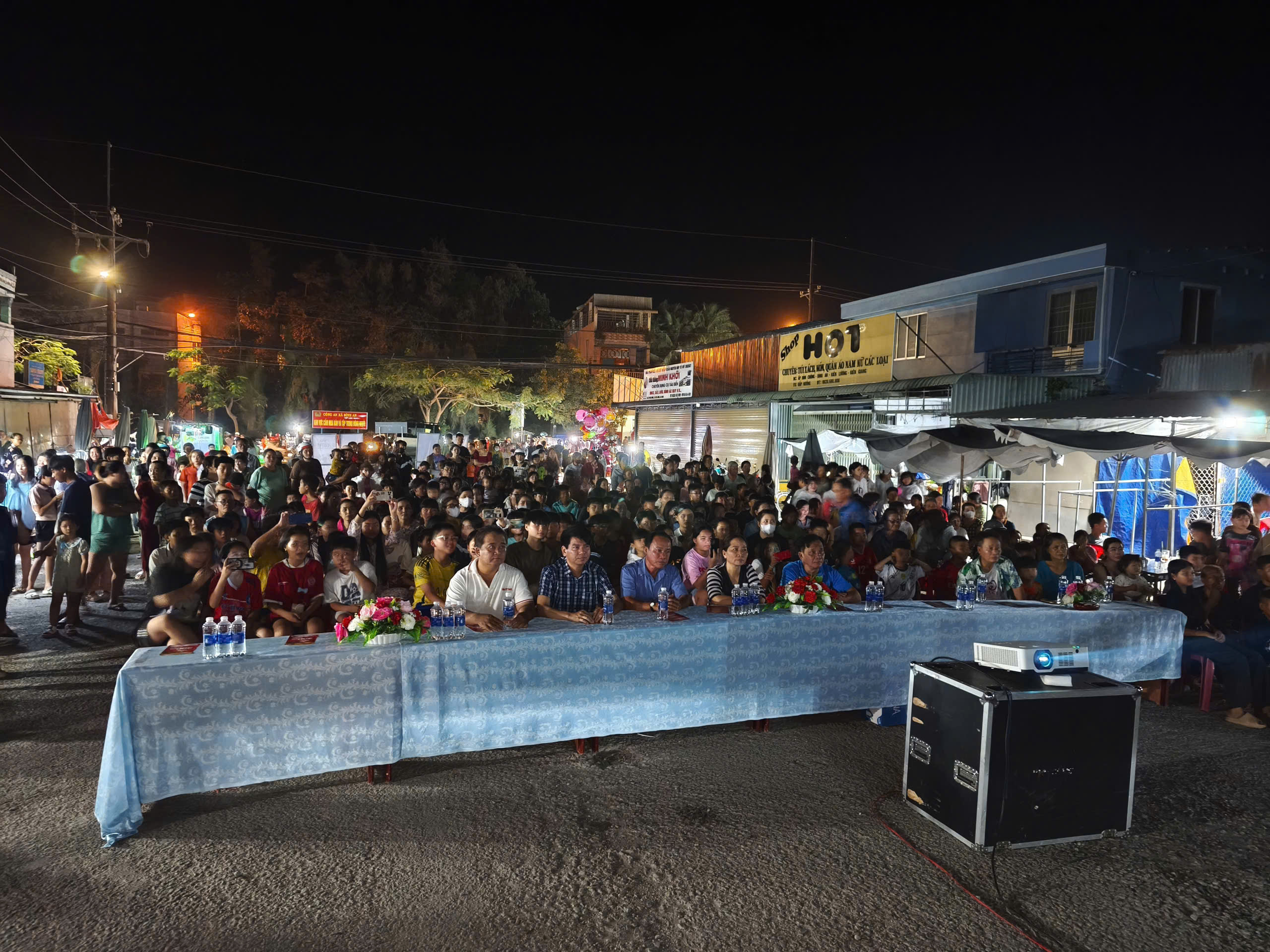 Phim "Mưa Đỏ" chiếu miễn ph&iacute; tiếp tục g&acirc;y sốt ở An Giang- Ảnh 2.