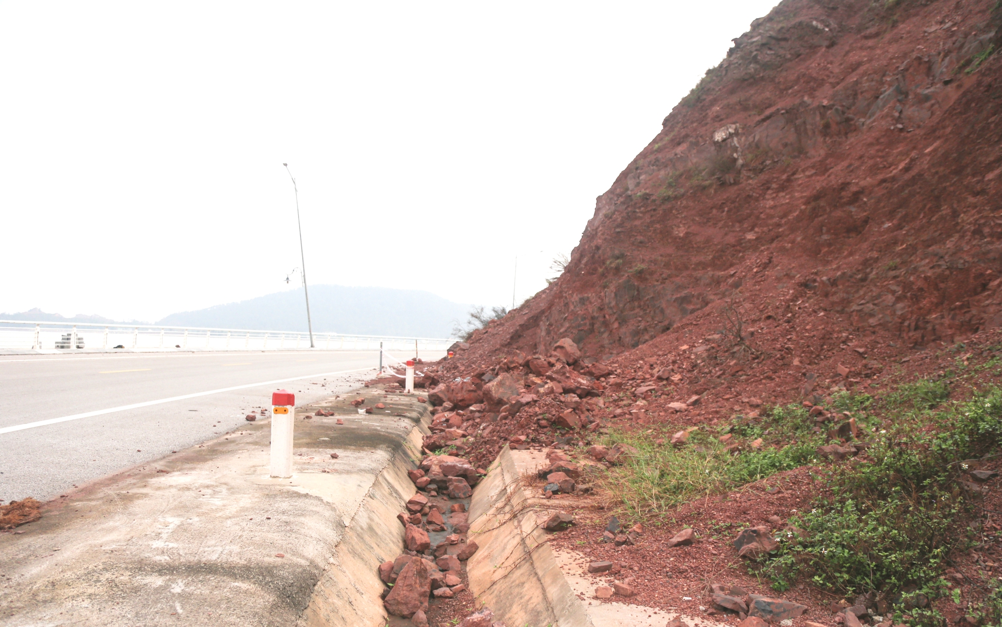 Xử l&yacute; sạt lở tr&ecirc;n tuyến đường ven biển qua Nghệ An trước ng&agrave;y 31/12- Ảnh 2.