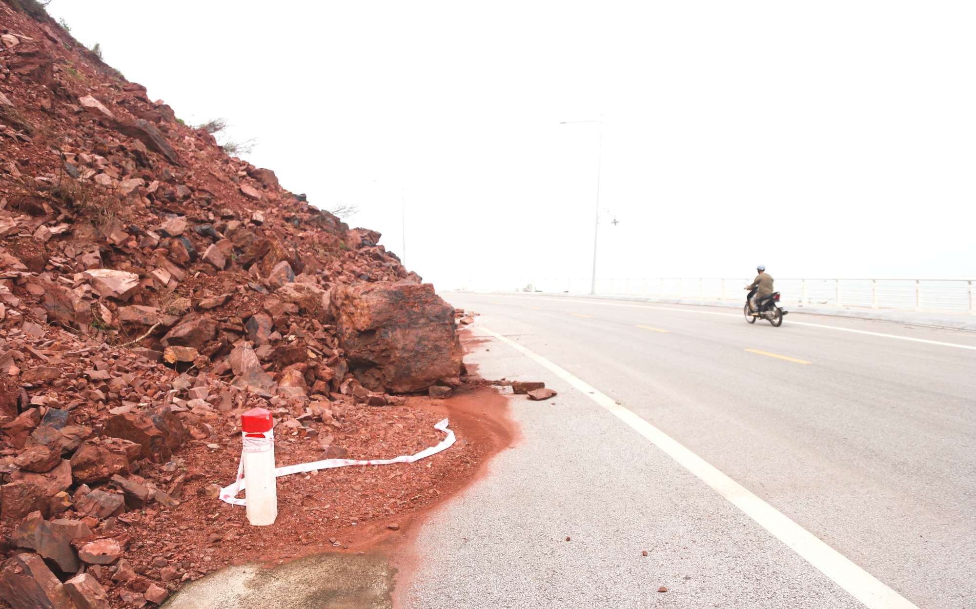 Xử l&yacute; sạt lở tr&ecirc;n tuyến đường ven biển qua Nghệ An trước ng&agrave;y 31/12- Ảnh 1.