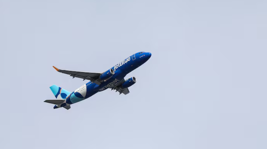 Máy bay thương mại và chiến cơ Mỹ suýt va chạm- Ảnh 1. Máy bay thương mại và chiến cơ Mỹ suýt va chạm- Ảnh 1.