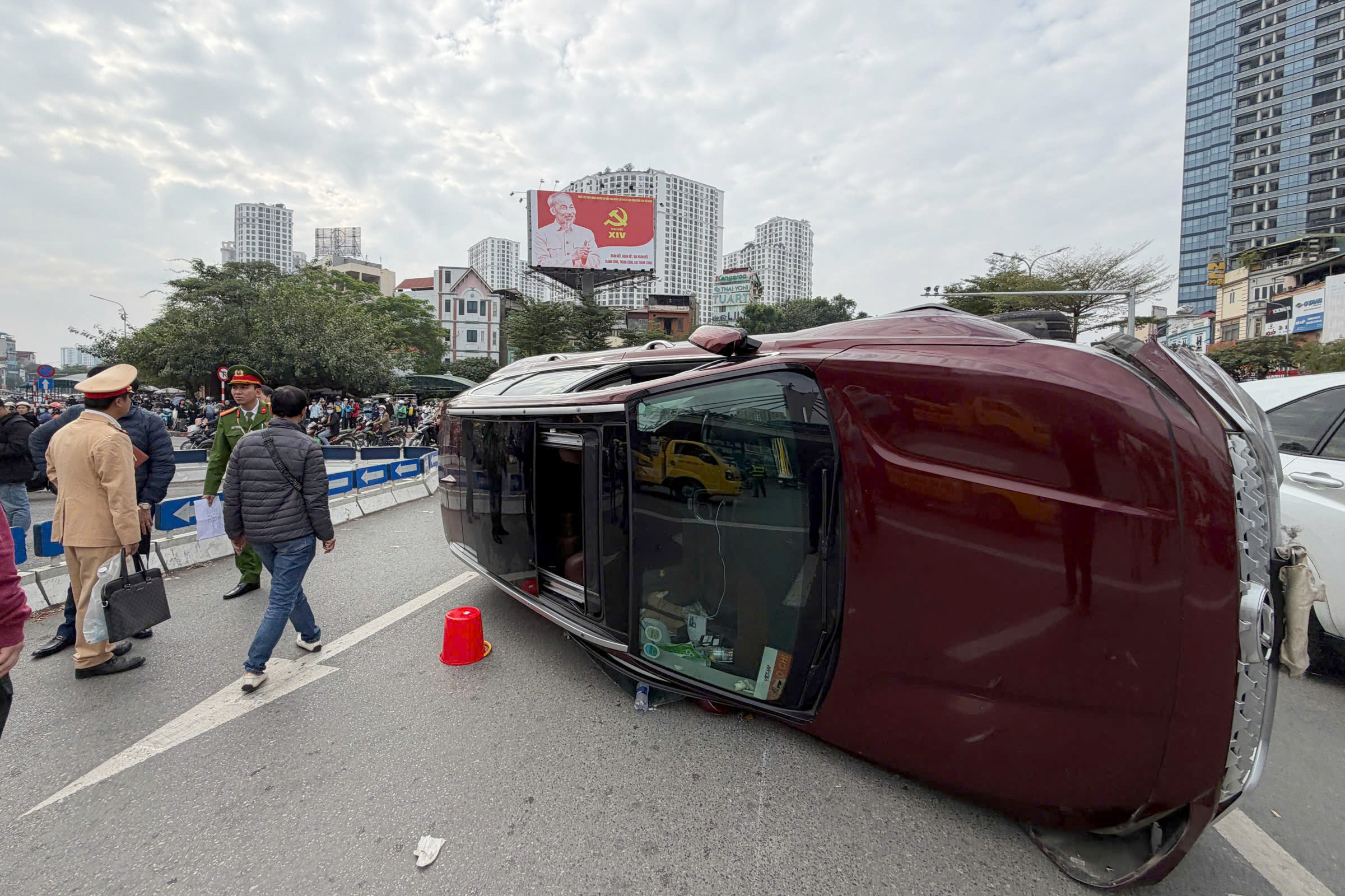 H&agrave; Nội: &Ocirc; t&ocirc; Santa Fe lật nghi&ecirc;ng giữa đường sau va chạm, may mắn kh&ocirc;ng ai bị thương- Ảnh 1.