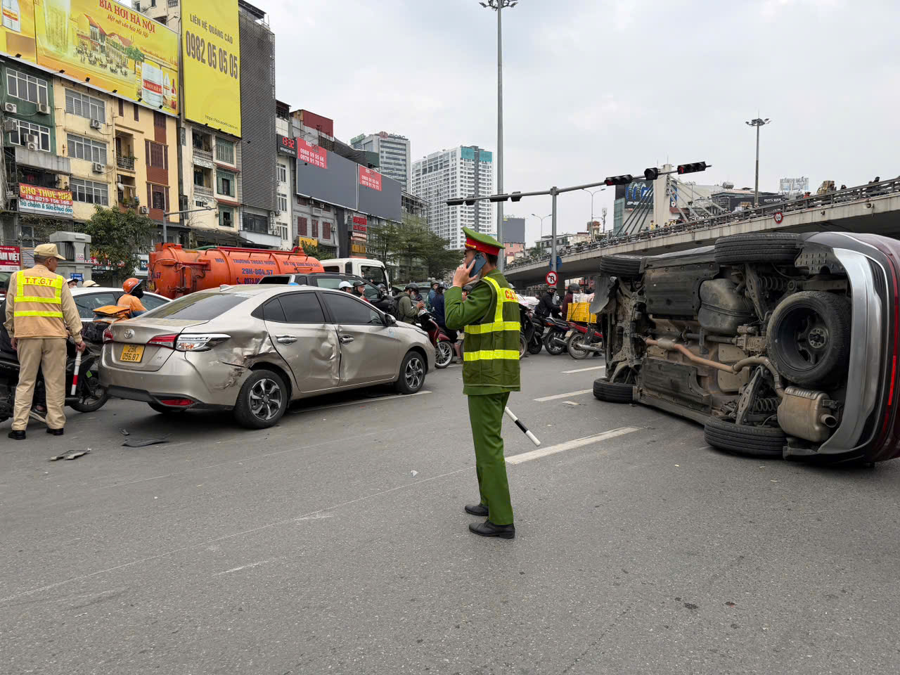 H&agrave; Nội: &Ocirc; t&ocirc; Santa Fe lật nghi&ecirc;ng giữa đường sau va chạm, may mắn kh&ocirc;ng ai bị thương- Ảnh 3.