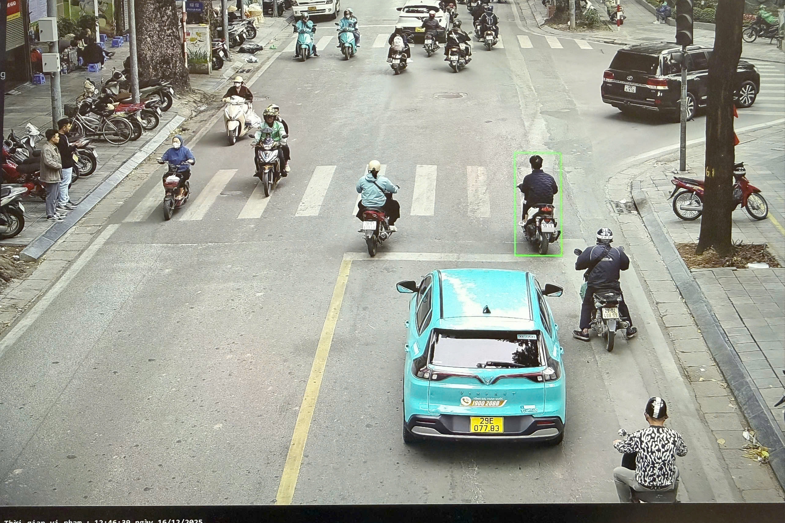 Hà Nội: Hình ảnh hàng loạt ô tô, xe máy vi phạm bị camera AI "bắt quả tang"- Ảnh 3. Hà Nội: Hình ảnh hàng loạt ô tô, xe máy vi phạm bị camera AI "bắt quả tang"- Ảnh 3.