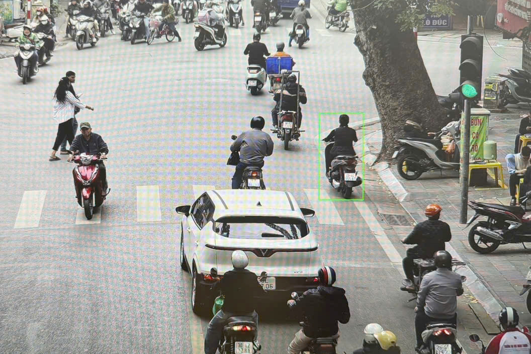 Hà Nội: Hình ảnh hàng loạt ô tô, xe máy vi phạm bị camera AI "bắt quả tang"- Ảnh 6. Hà Nội: Hình ảnh hàng loạt ô tô, xe máy vi phạm bị camera AI "bắt quả tang"- Ảnh 6.