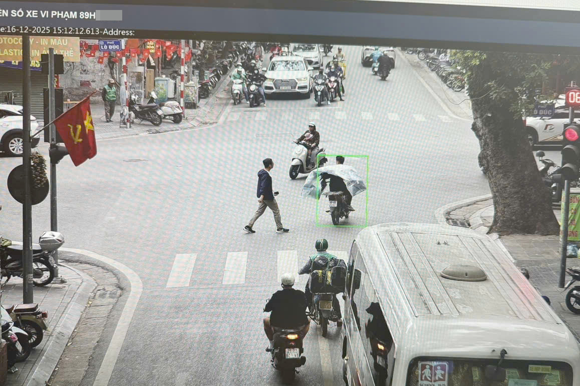 Hà Nội: Hình ảnh hàng loạt ô tô, xe máy vi phạm bị camera AI "bắt quả tang"- Ảnh 7. Hà Nội: Hình ảnh hàng loạt ô tô, xe máy vi phạm bị camera AI "bắt quả tang"- Ảnh 7.