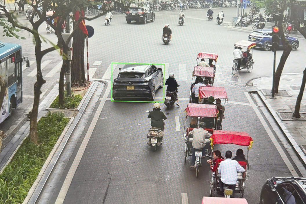 Hà Nội: Hình ảnh hàng loạt ô tô, xe máy vi phạm bị camera AI "bắt quả tang"- Ảnh 9. Hà Nội: Hình ảnh hàng loạt ô tô, xe máy vi phạm bị camera AI "bắt quả tang"- Ảnh 9.