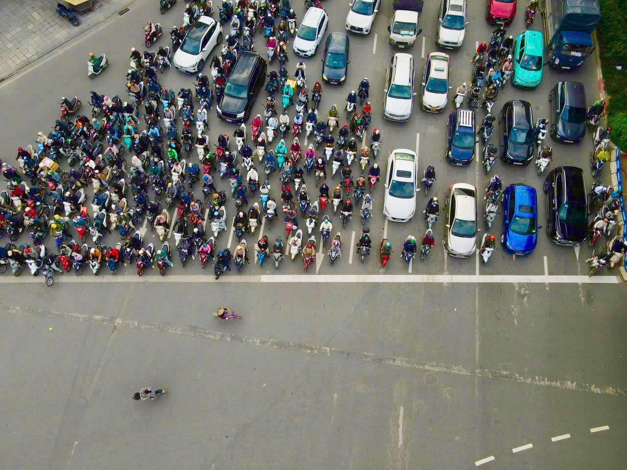 Hà Nội: Hình ảnh hàng loạt ô tô, xe máy vi phạm bị camera AI "bắt quả tang"- Ảnh 2. Hà Nội: Hình ảnh hàng loạt ô tô, xe máy vi phạm bị camera AI "bắt quả tang"- Ảnh 2.