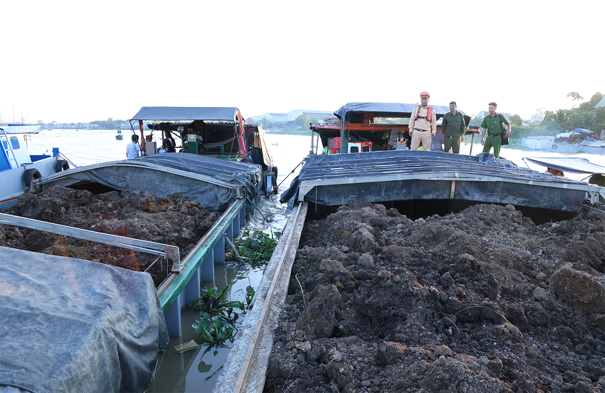 An Giang: Ph&aacute;t hiện 7 phương tiện thủy vận chuyển kho&aacute;ng sản kh&ocirc;ng h&oacute;a đơn- Ảnh 2.