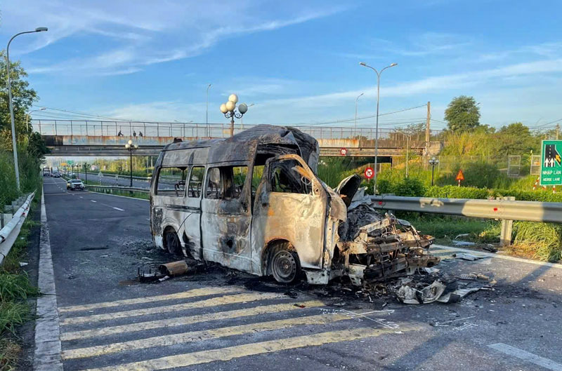 Chiếc xe bị cháy rụi trơ khung sau tai nạn. Chiếc xe bị cháy rụi trơ khung sau tai nạn.