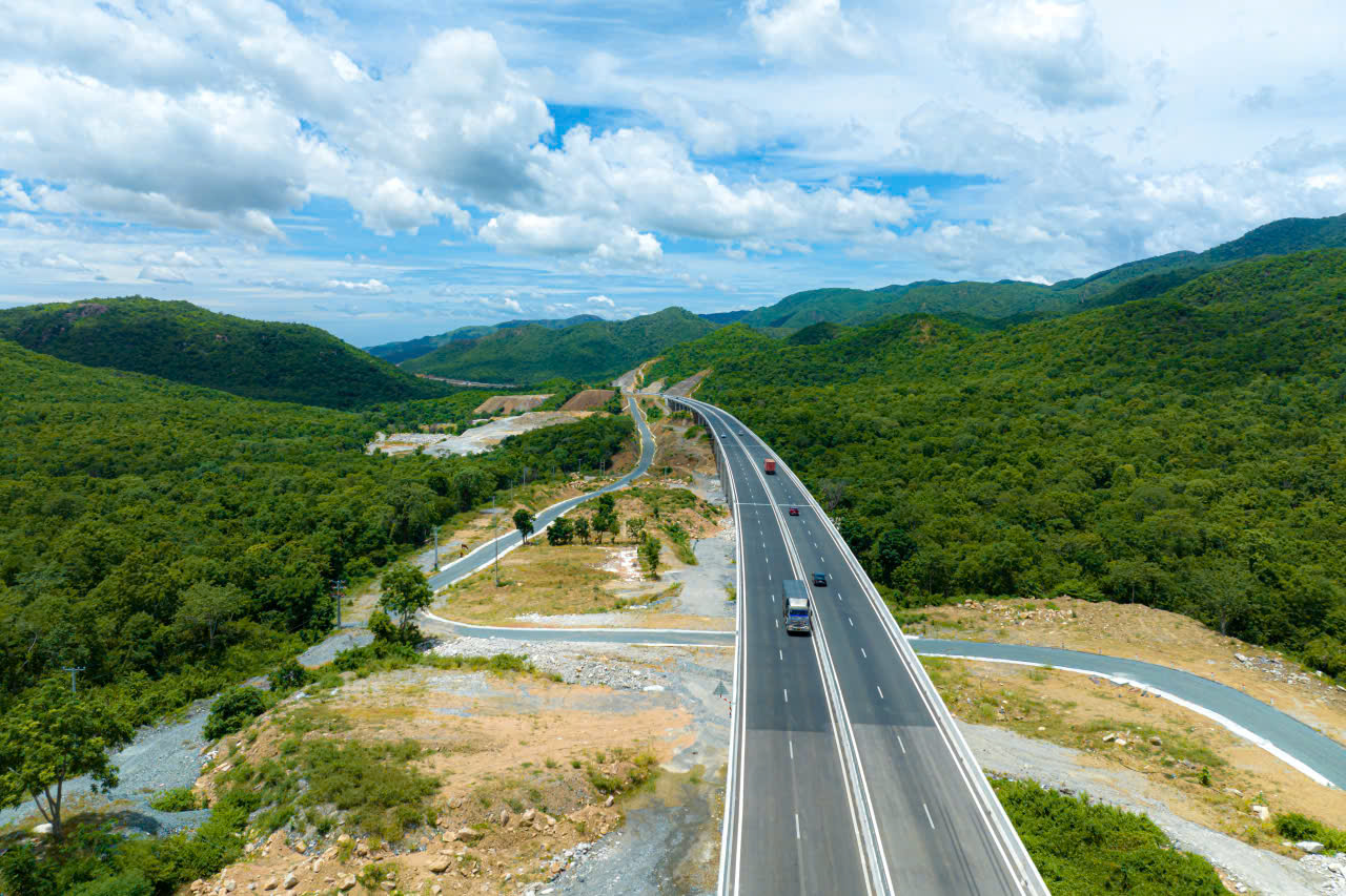 Thủ tướng tặng Bằng khen nhiều tập thể, cá nhân đóng góp lớn vào kết quả 3.000km cao tốc- Ảnh 1. Thủ tướng tặng Bằng khen nhiều tập thể, cá nhân đóng góp lớn vào kết quả 3.000km cao tốc- Ảnh 1.