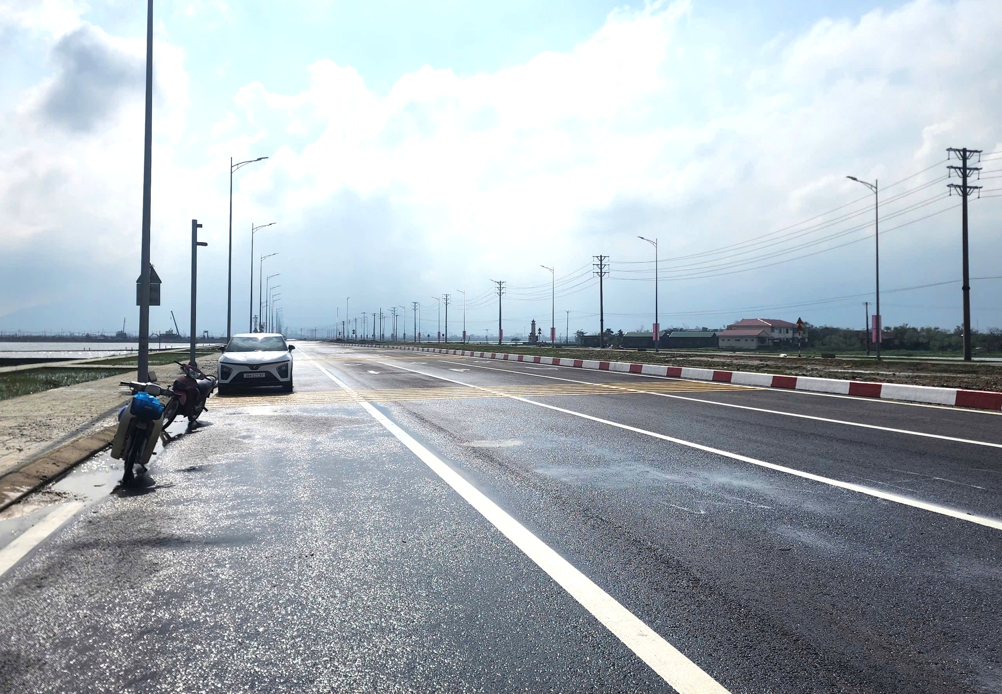 Hà Tĩnh gấp rút chuẩn bị hạ tầng trước lễ khởi công loạt dự án hơn 127.000 tỷ đồng- Ảnh 2. Hà Tĩnh gấp rút chuẩn bị hạ tầng trước lễ khởi công loạt dự án hơn 127.000 tỷ đồng- Ảnh 2.