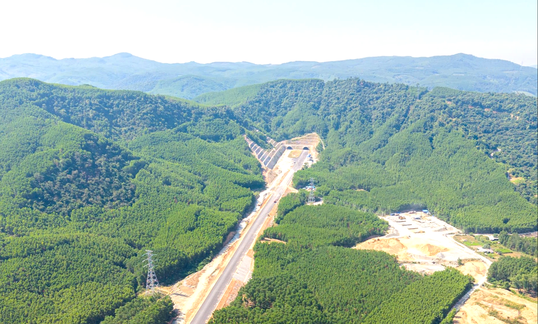 Toàn cảnh cao tốc 20.000 tỷ đồng trước giờ thông xe kỹ thuật- Ảnh 12. Toàn cảnh cao tốc 20.000 tỷ đồng trước giờ thông xe kỹ thuật- Ảnh 12.