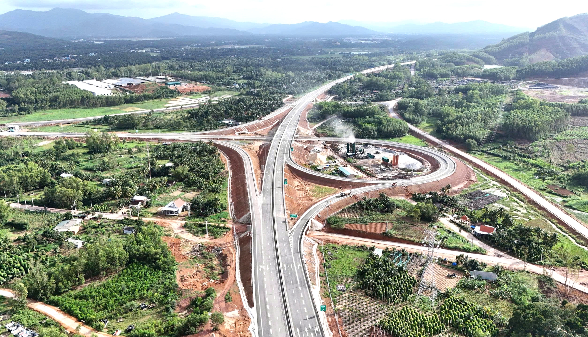 Toàn cảnh cao tốc 20.000 tỷ đồng trước giờ thông xe kỹ thuật- Ảnh 9. Toàn cảnh cao tốc 20.000 tỷ đồng trước giờ thông xe kỹ thuật- Ảnh 9.