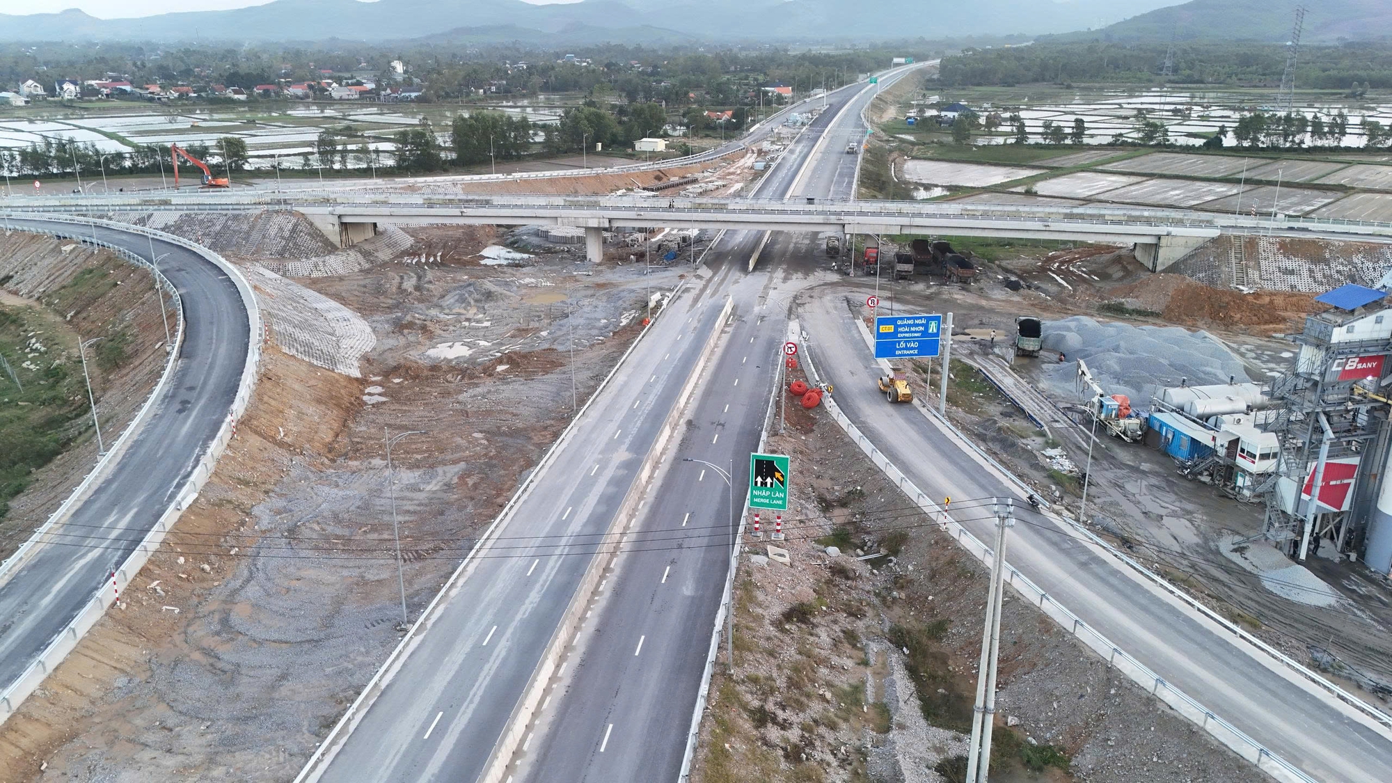 Toàn cảnh cao tốc 20.000 tỷ đồng trước giờ thông xe kỹ thuật- Ảnh 10. Toàn cảnh cao tốc 20.000 tỷ đồng trước giờ thông xe kỹ thuật- Ảnh 10.