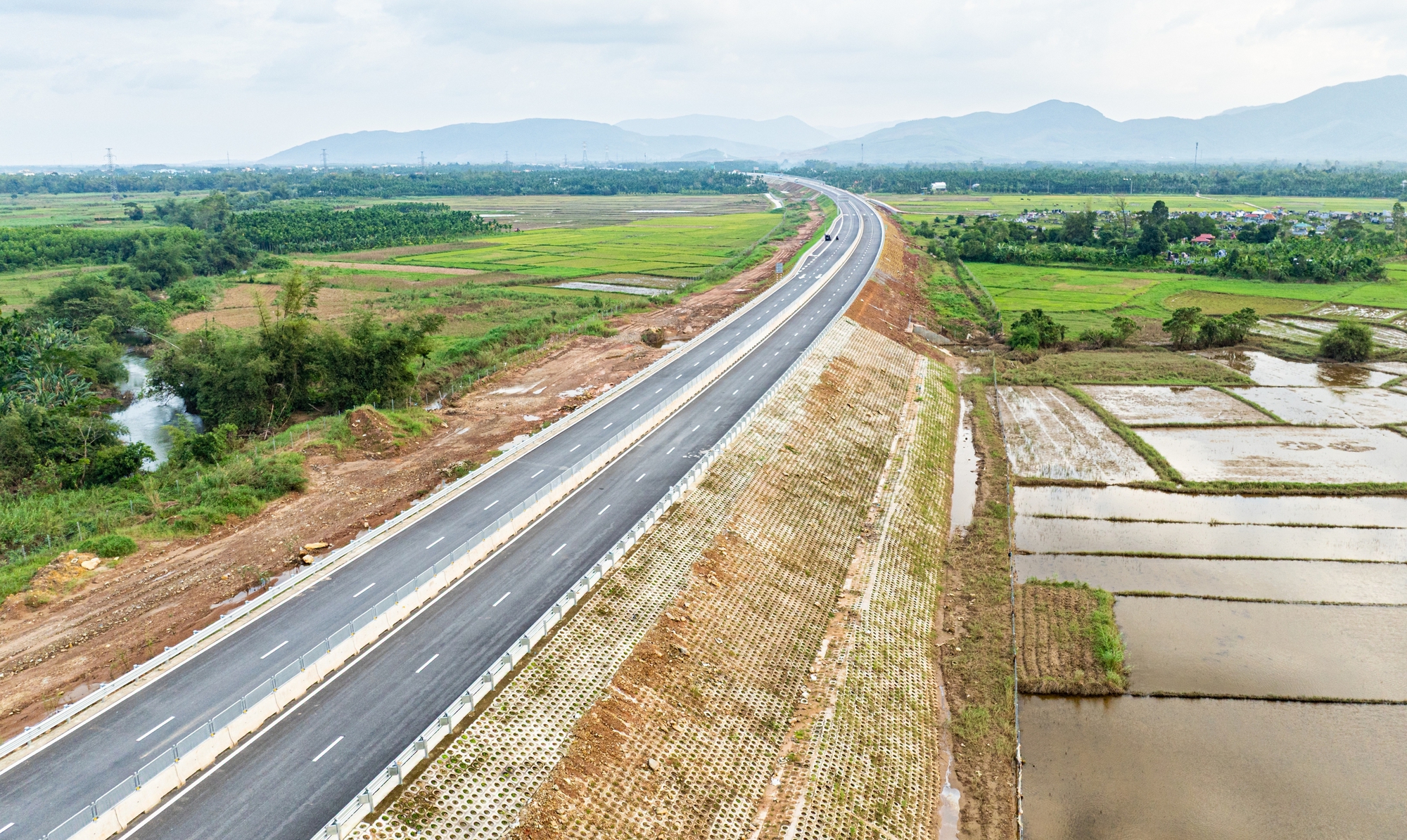Toàn cảnh cao tốc 20.000 tỷ đồng trước giờ thông xe kỹ thuật- Ảnh 4. Toàn cảnh cao tốc 20.000 tỷ đồng trước giờ thông xe kỹ thuật- Ảnh 4.