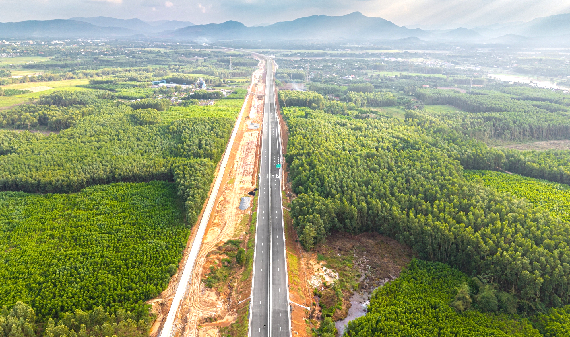 Toàn cảnh cao tốc 20.000 tỷ đồng trước giờ thông xe kỹ thuật- Ảnh 1. Toàn cảnh cao tốc 20.000 tỷ đồng trước giờ thông xe kỹ thuật- Ảnh 1.