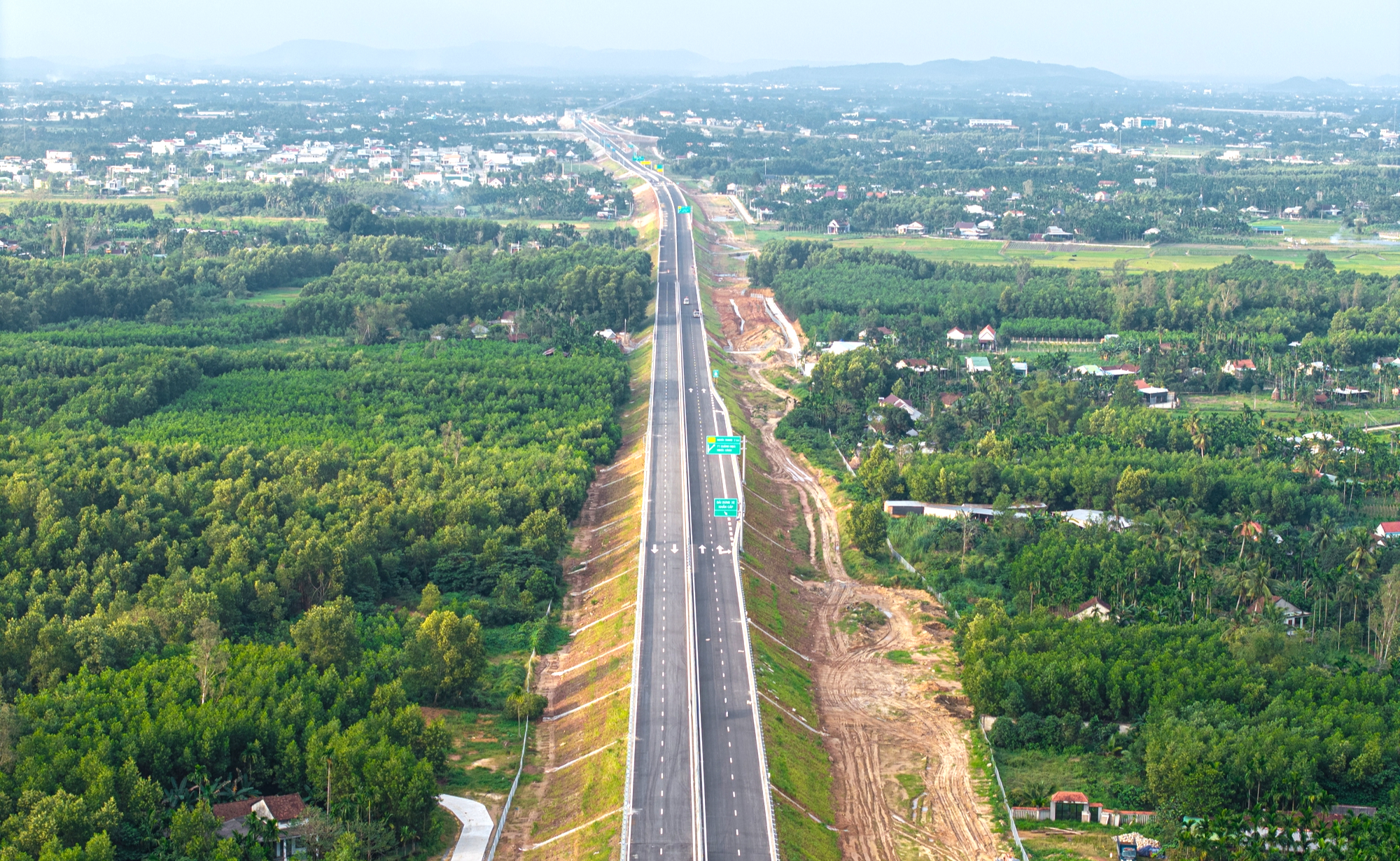 Toàn cảnh cao tốc 20.000 tỷ đồng trước giờ thông xe kỹ thuật- Ảnh 2. Toàn cảnh cao tốc 20.000 tỷ đồng trước giờ thông xe kỹ thuật- Ảnh 2.
