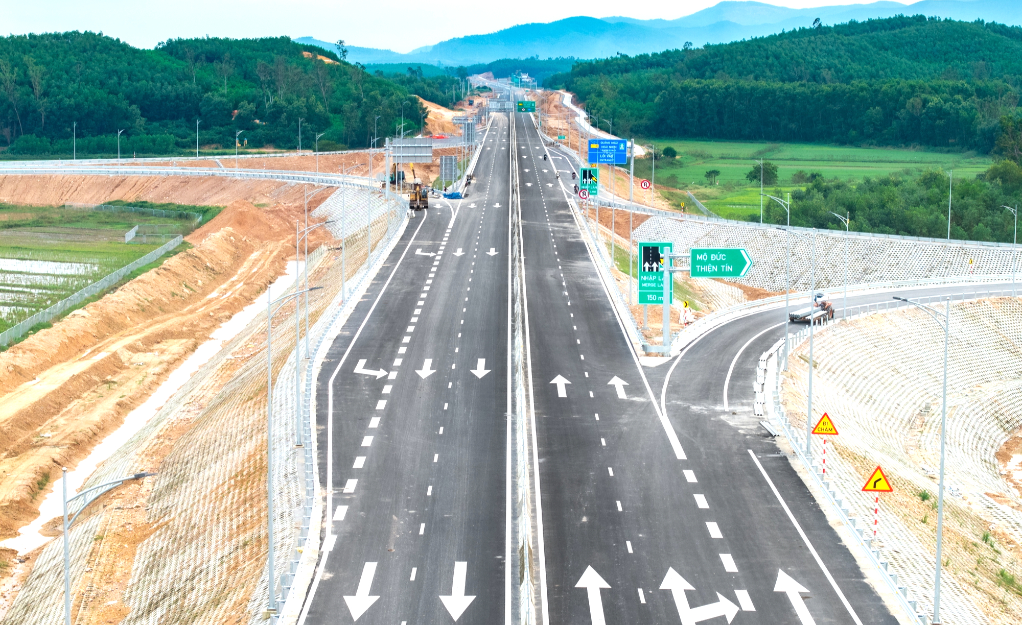 Toàn cảnh cao tốc 20.000 tỷ đồng trước giờ thông xe kỹ thuật- Ảnh 15. Toàn cảnh cao tốc 20.000 tỷ đồng trước giờ thông xe kỹ thuật- Ảnh 15.