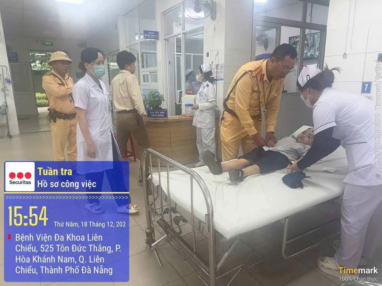 CSGT Đ&agrave; Nẵng d&ugrave;ng xe đặc chủng đưa học sinh lớp 1 bị rắn cắn đi cấp cứu kịp thời- Ảnh 1.