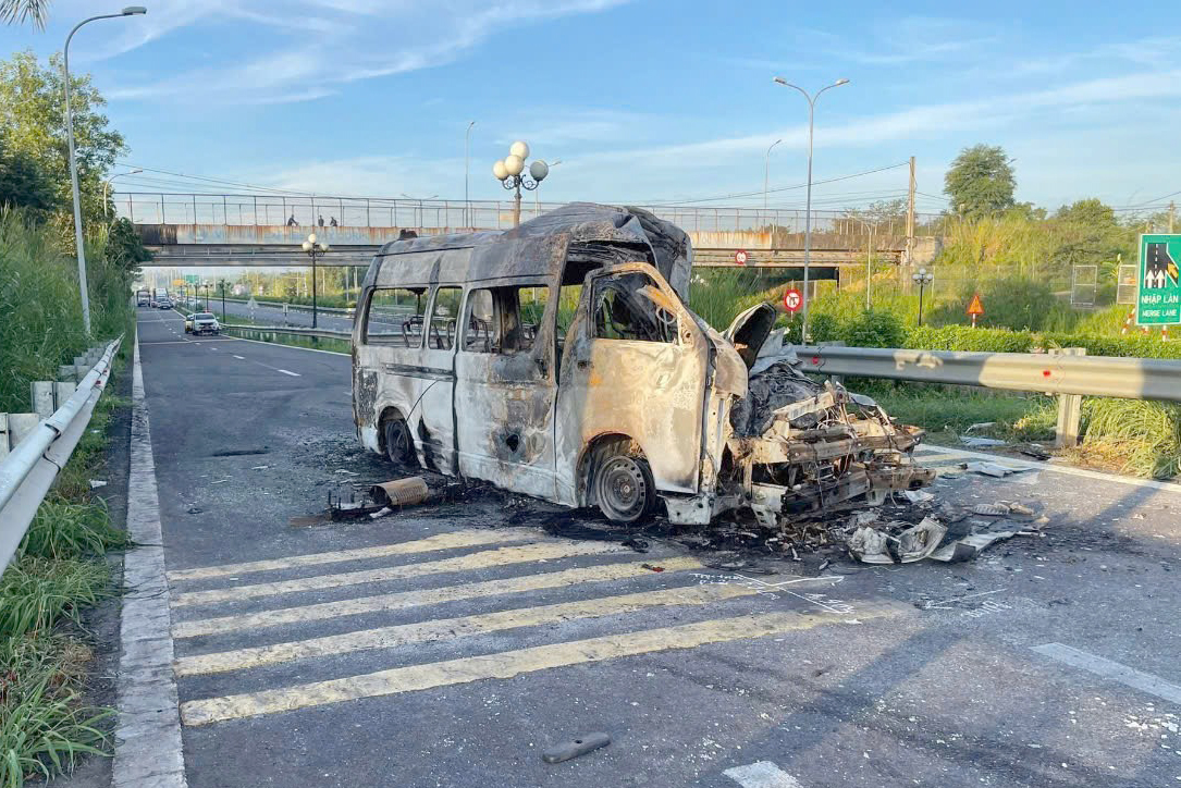 Nguyên nhân ban đầu vụ xe cứu thương tông xe container trên cao tốc, ba người tử vong- Ảnh 1. Nguyên nhân ban đầu vụ xe cứu thương tông xe container trên cao tốc, ba người tử vong- Ảnh 1.