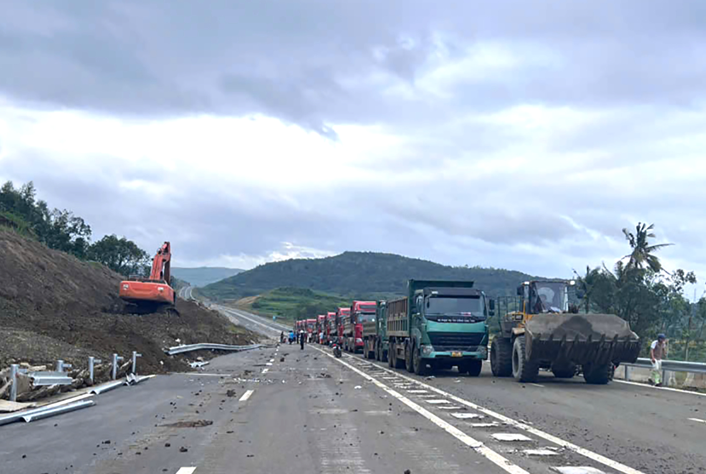 Khắc phục sạt lở, quyết tâm thông xe kỹ thuật cao tốc Chí Thạnh - Vân Phong ngày 19/12- Ảnh 1. Khắc phục sạt lở, quyết tâm thông xe kỹ thuật cao tốc Chí Thạnh - Vân Phong ngày 19/12- Ảnh 1.