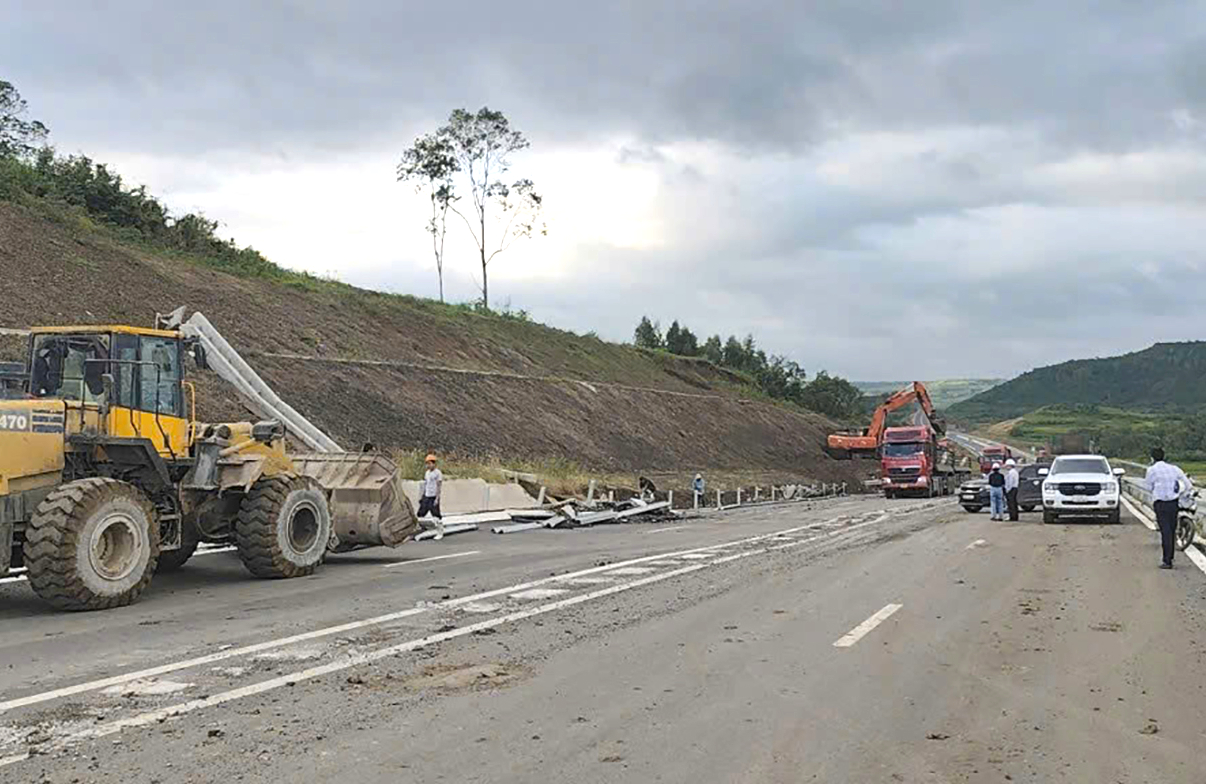 Khắc phục sạt lở, quyết tâm thông xe kỹ thuật cao tốc Chí Thạnh - Vân Phong ngày 19/12- Ảnh 2. Khắc phục sạt lở, quyết tâm thông xe kỹ thuật cao tốc Chí Thạnh - Vân Phong ngày 19/12- Ảnh 2.