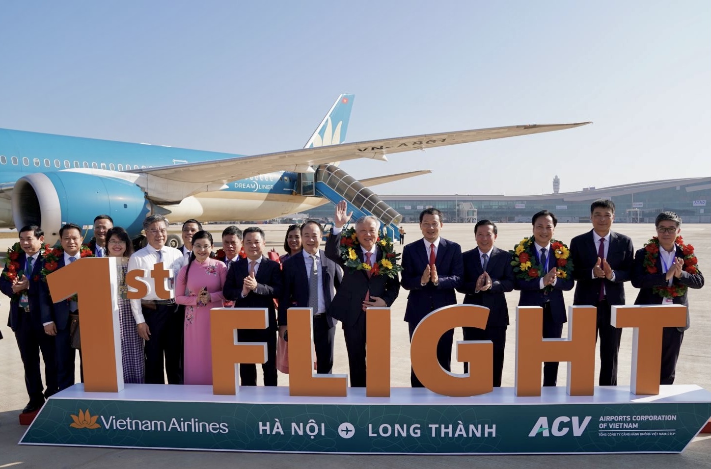 Vietnam Airlines thực hiện chuyến bay chở khách đầu tiên tại sân bay Long Thành- Ảnh 1. Vietnam Airlines thực hiện chuyến bay chở khách đầu tiên tại sân bay Long Thành- Ảnh 1.