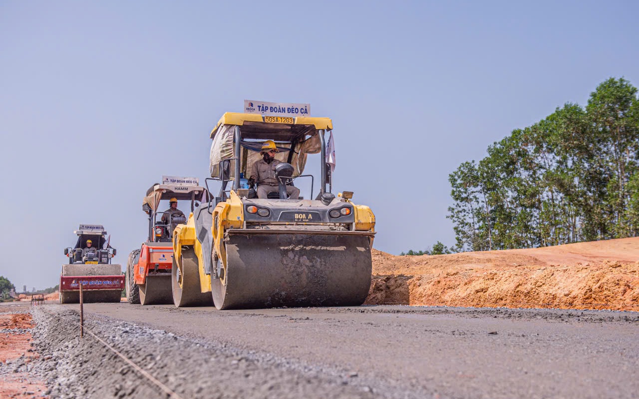 Tặng Hu&acirc;n chương Lao động hạng Ba cho 5 tập thể đ&oacute;ng g&oacute;p lớn trong ph&aacute;t triển hạ tầng