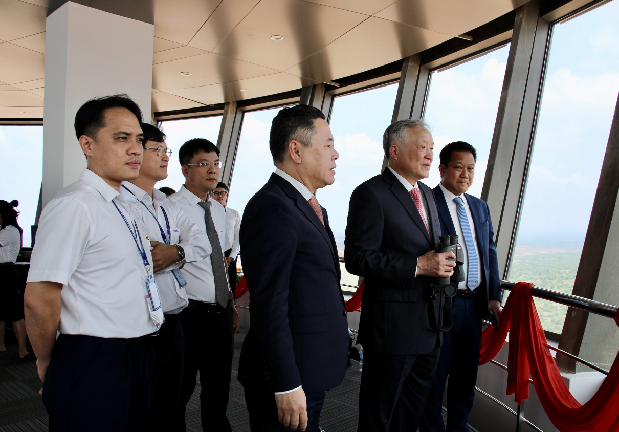 Ph&oacute; Thủ tướng Nguyễn H&ograve;a B&igrave;nh dự lễ gắn biển tại c&ocirc;ng tr&igrave;nh quản l&yacute; bay s&acirc;n bay Long Th&agrave;nh- Ảnh 7.