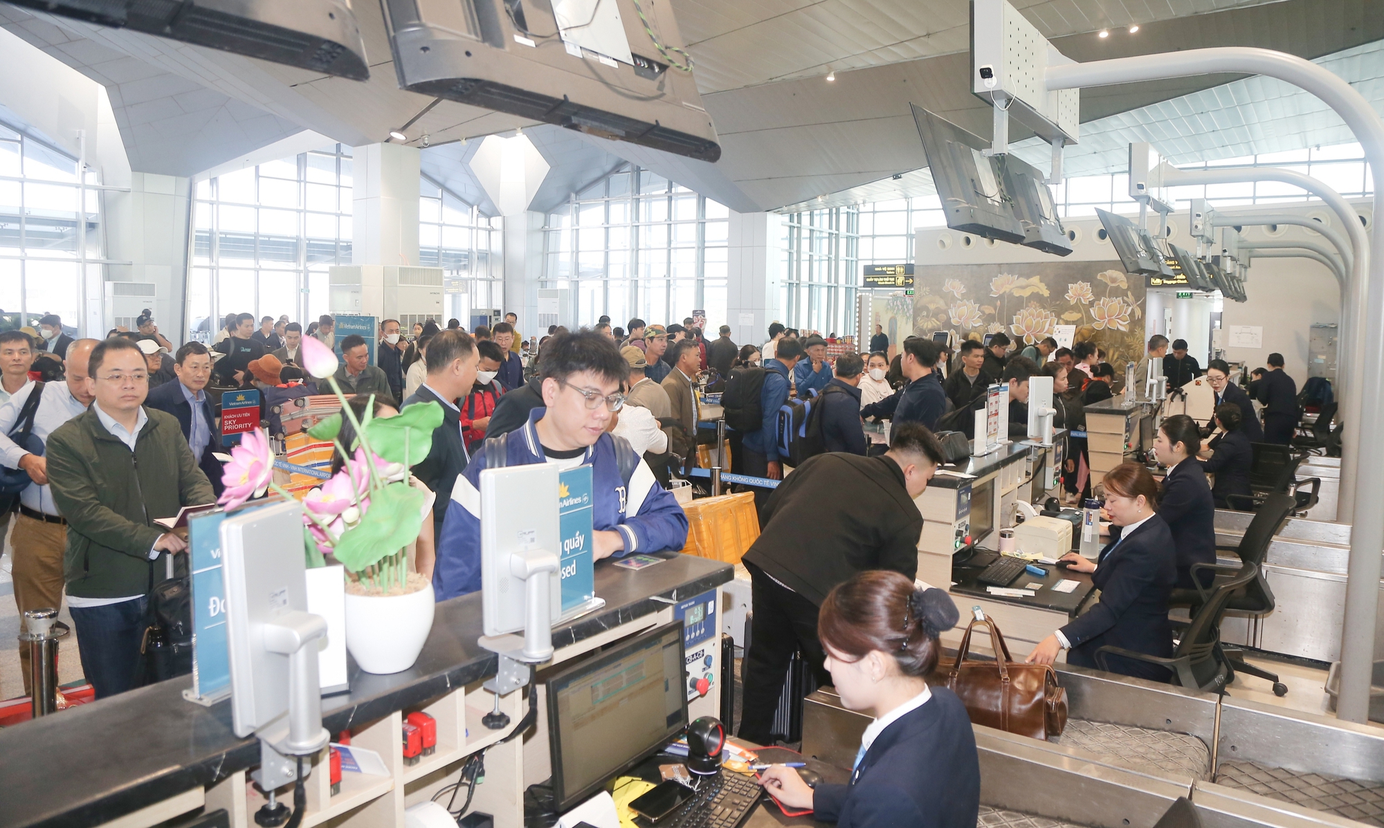 Người d&acirc;n vui mừng, phấn khởi khi s&acirc;n bay Vinh khai th&aacute;c trở lại- Ảnh 2.