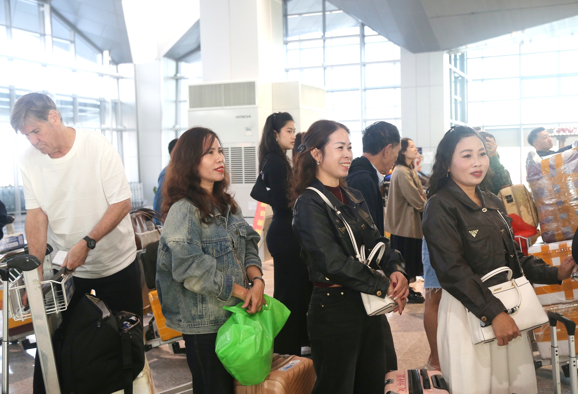 Người d&acirc;n vui mừng, phấn khởi khi s&acirc;n bay Vinh khai th&aacute;c trở lại- Ảnh 9.