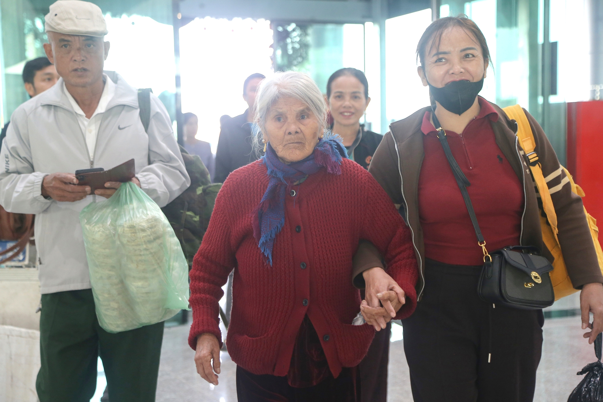 Người d&acirc;n vui mừng, phấn khởi khi s&acirc;n bay Vinh khai th&aacute;c trở lại- Ảnh 10.