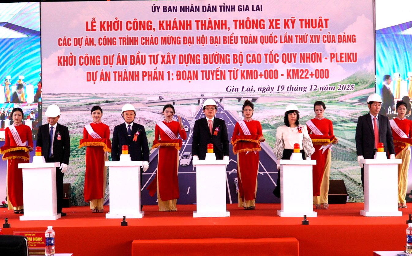 Ph&oacute; Thủ tướng Hồ Quốc Dũng nhấn n&uacute;t khởi c&ocirc;ng cao tốc hơn 43.000 tỷ đồng qua Gia Lai- Ảnh 1.