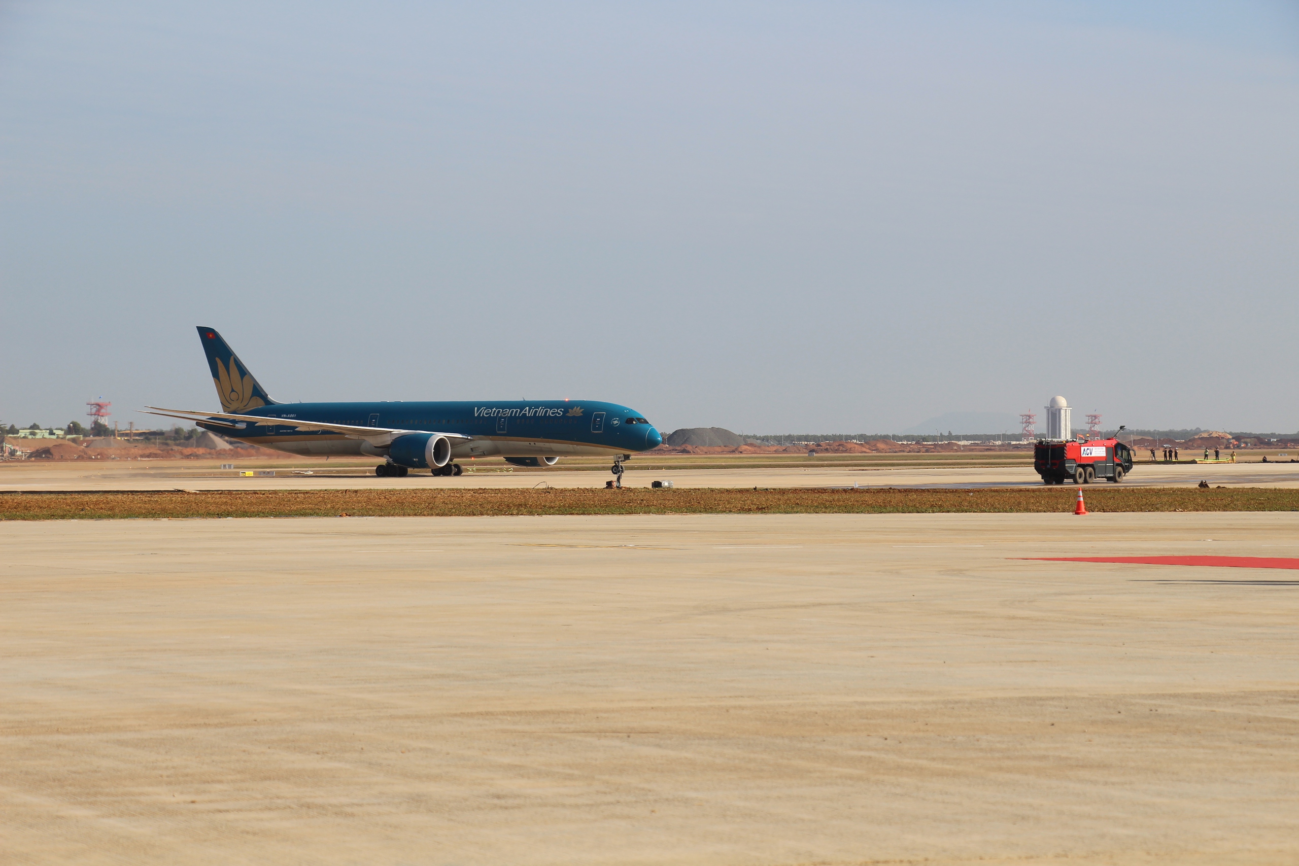 Ba m&aacute;y bay của ba h&atilde;ng h&agrave;ng kh&ocirc;ng đầu ti&ecirc;n đ&aacute;p xuống s&acirc;n bay Long Th&agrave;nh- Ảnh 2.