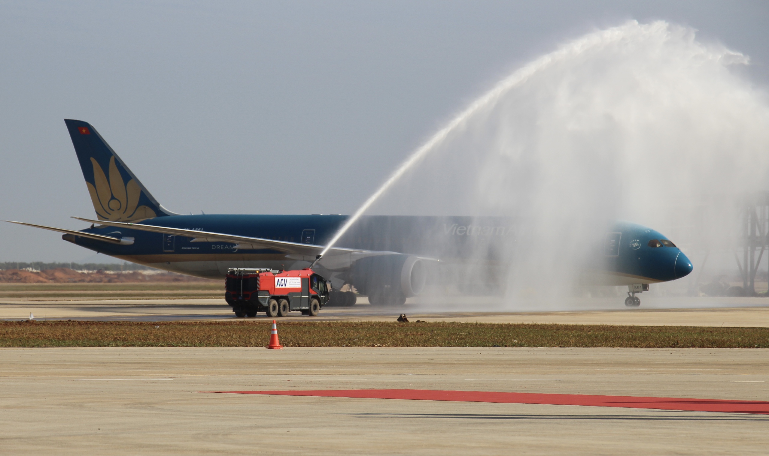 Ba m&aacute;y bay của ba h&atilde;ng h&agrave;ng kh&ocirc;ng đầu ti&ecirc;n đ&aacute;p xuống s&acirc;n bay Long Th&agrave;nh- Ảnh 3.