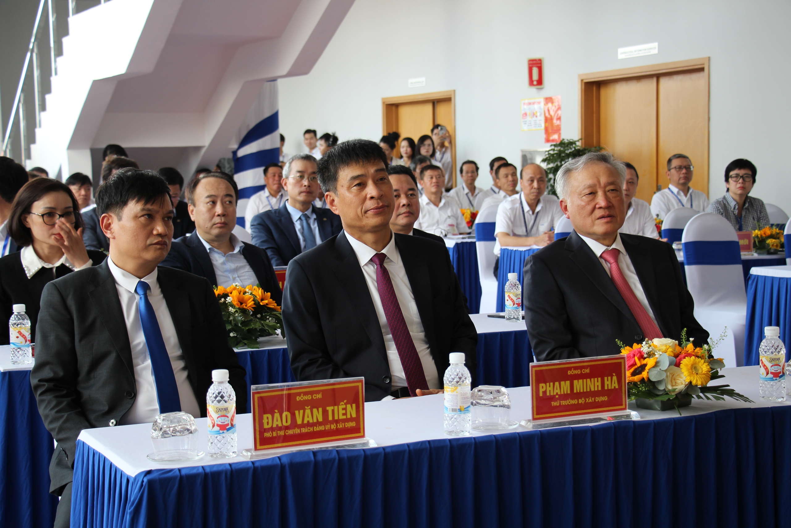 Ph&oacute; Thủ tướng Nguyễn H&ograve;a B&igrave;nh dự lễ gắn biển tại c&ocirc;ng tr&igrave;nh quản l&yacute; bay s&acirc;n bay Long Th&agrave;nh- Ảnh 1.