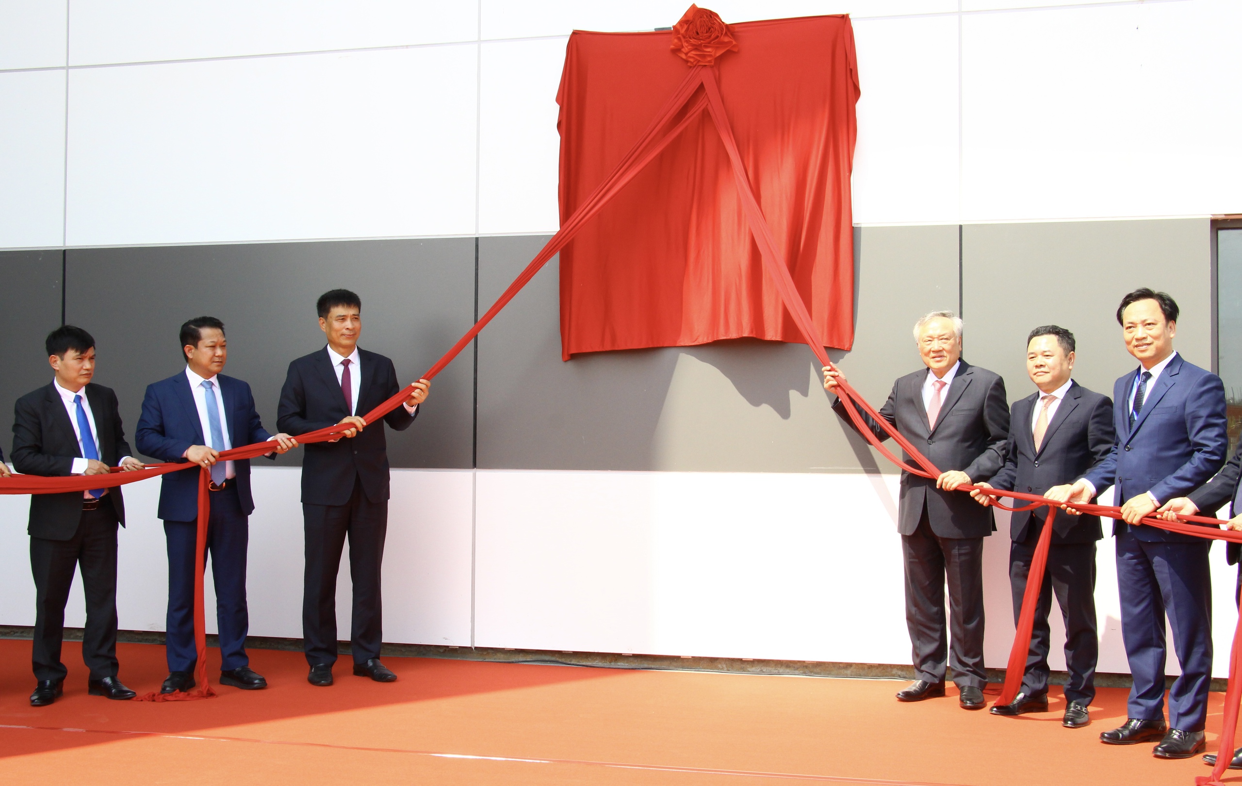 Ph&oacute; Thủ tướng Nguyễn H&ograve;a B&igrave;nh dự lễ gắn biển tại c&ocirc;ng tr&igrave;nh quản l&yacute; bay s&acirc;n bay Long Th&agrave;nh- Ảnh 4.