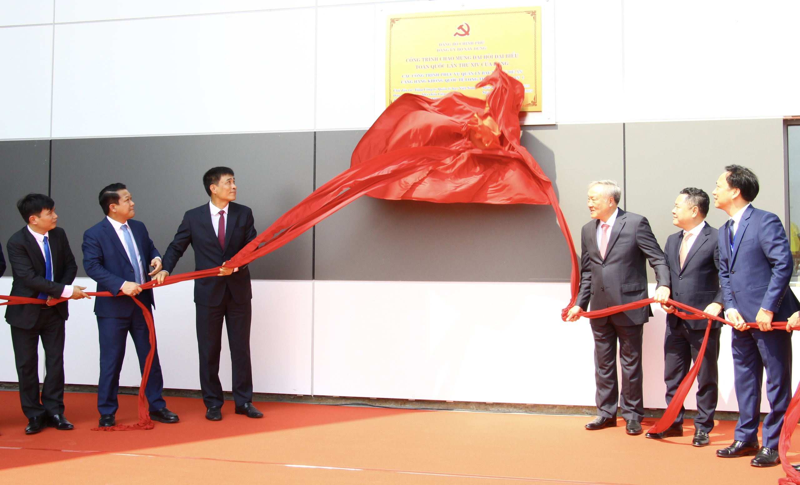 Ph&oacute; Thủ tướng Nguyễn H&ograve;a B&igrave;nh dự lễ gắn biển tại c&ocirc;ng tr&igrave;nh quản l&yacute; bay s&acirc;n bay Long Th&agrave;nh- Ảnh 3.