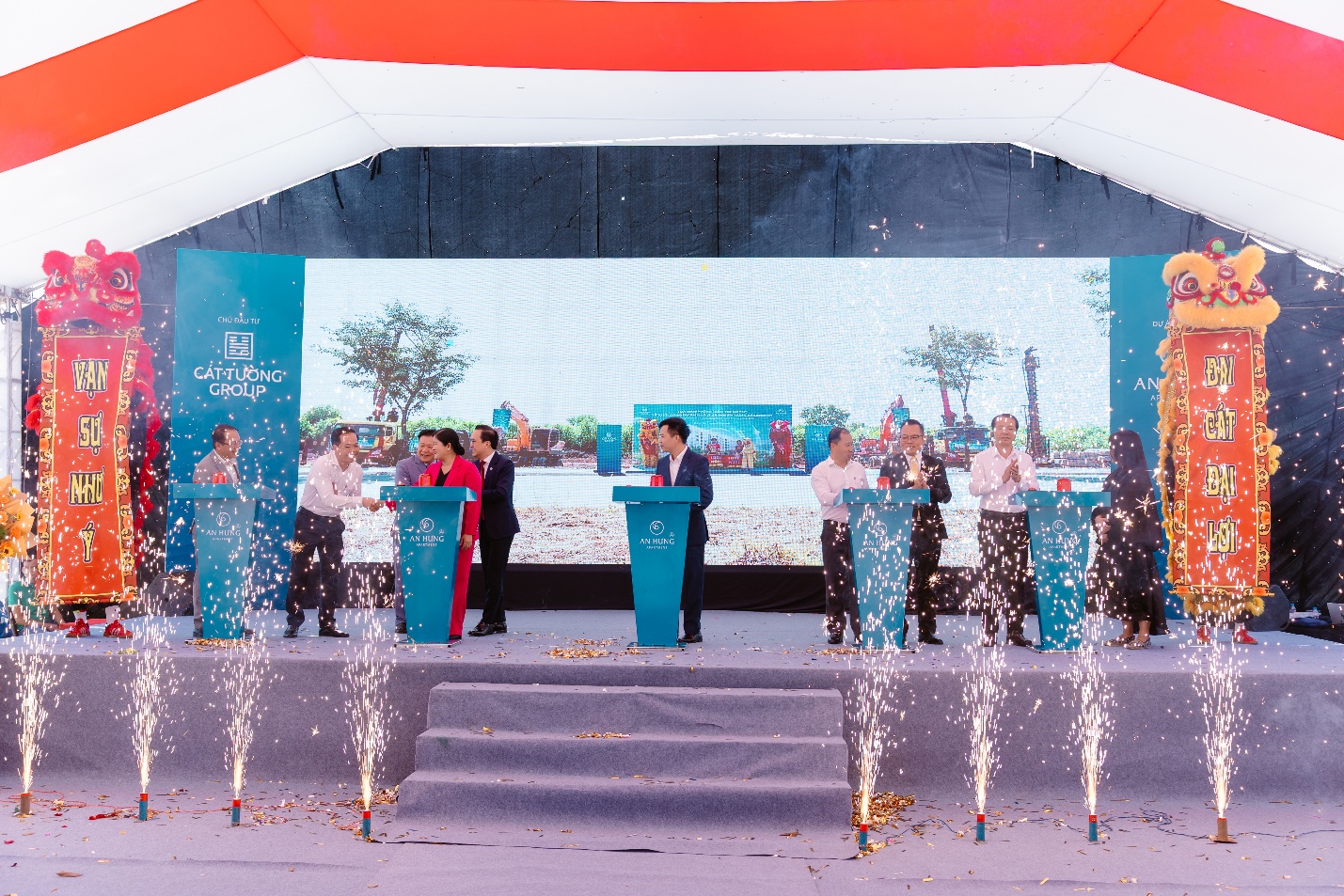 A group of people standing on podiums  AI-generated content may be incorrect.