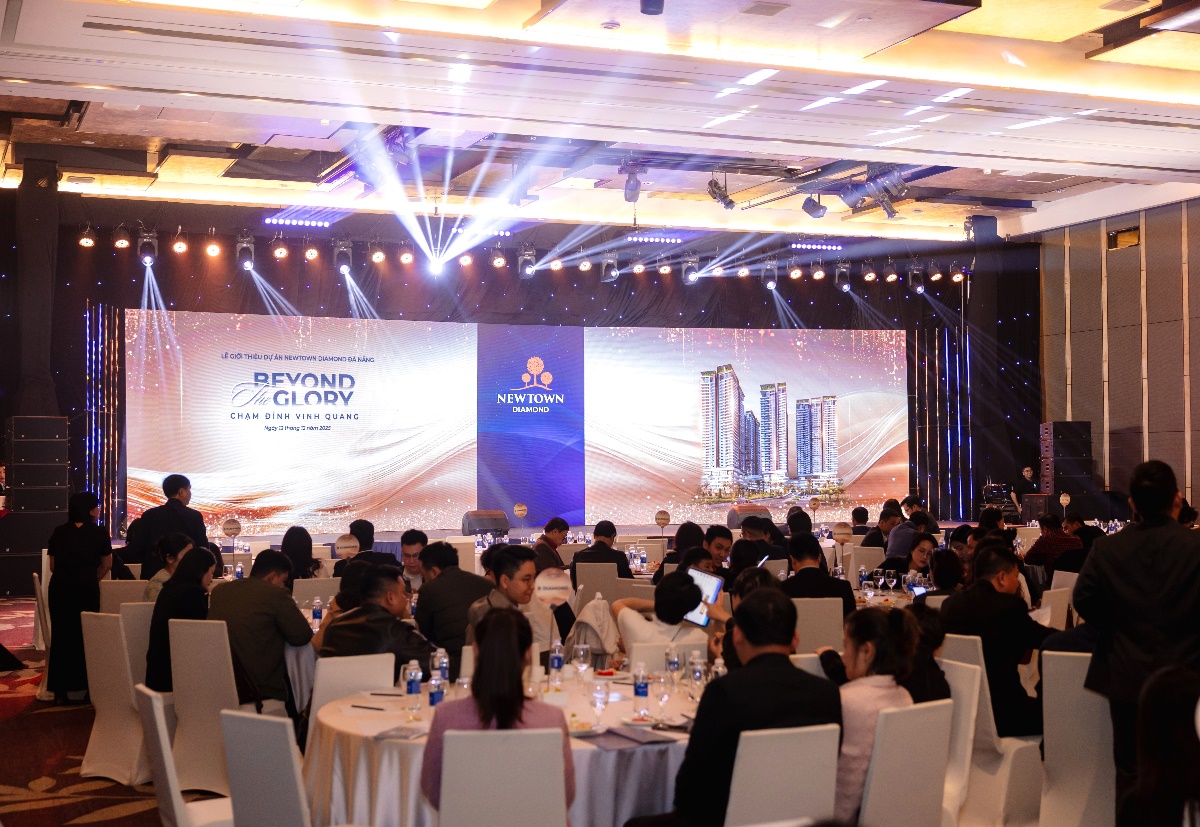 Newtown Diamond Đà Nẵng thu hút nhà đầu tư Hà Nội- Ảnh 1. A group of people sitting at tables in a room AI-generated content may be incorrect.