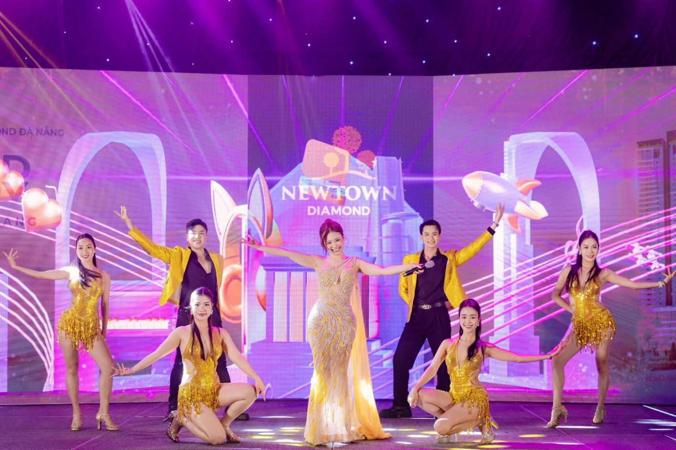 Newtown Diamond Đà Nẵng thu hút nhà đầu tư Hà Nội- Ảnh 2. A group of people on a stage AI-generated content may be incorrect.