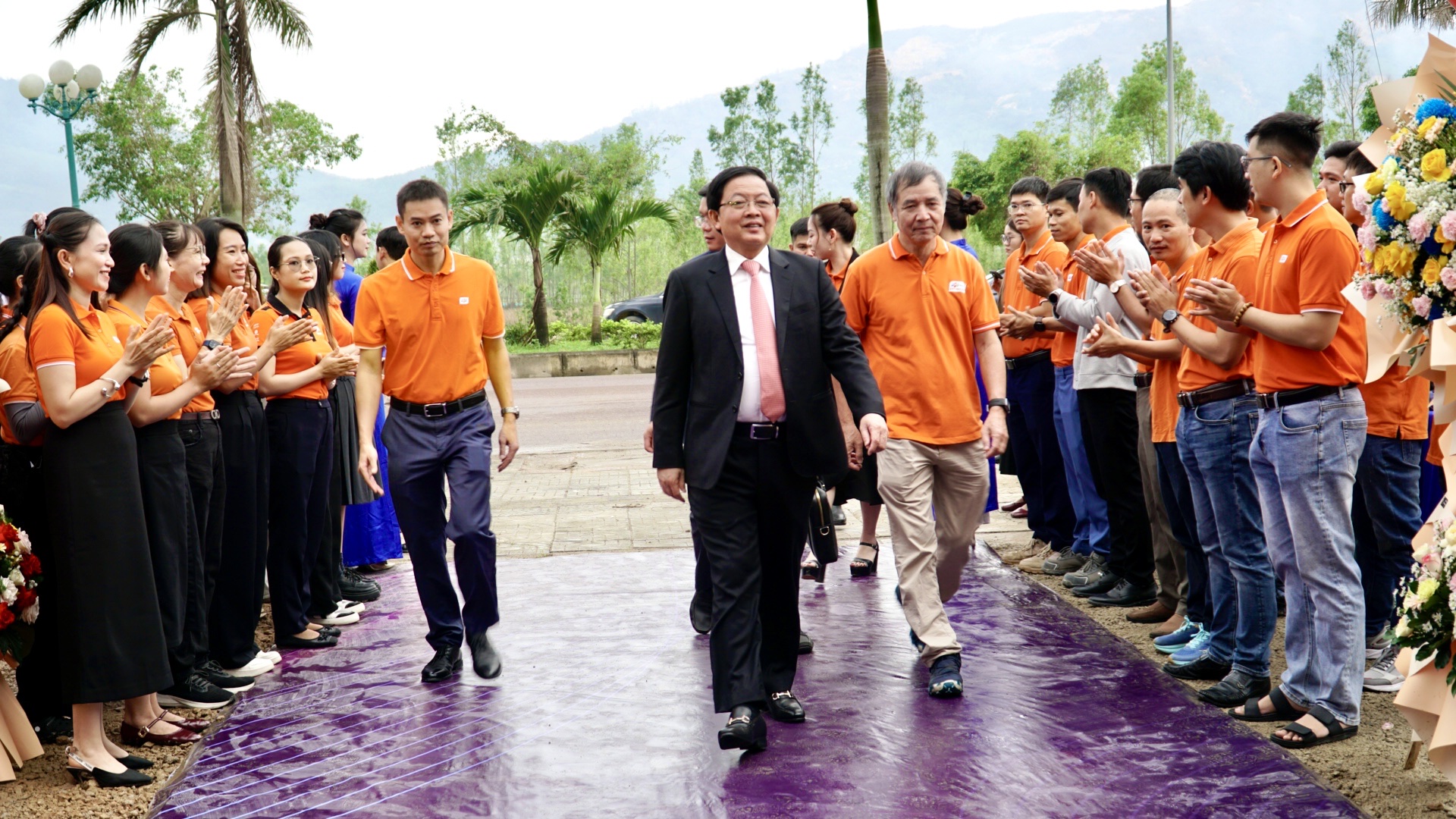 Ph&oacute; Thủ tướng Hồ Quốc Dũng nhấn n&uacute;t khởi c&ocirc;ng cao tốc hơn 43.000 tỷ đồng qua Gia Lai- Ảnh 3.