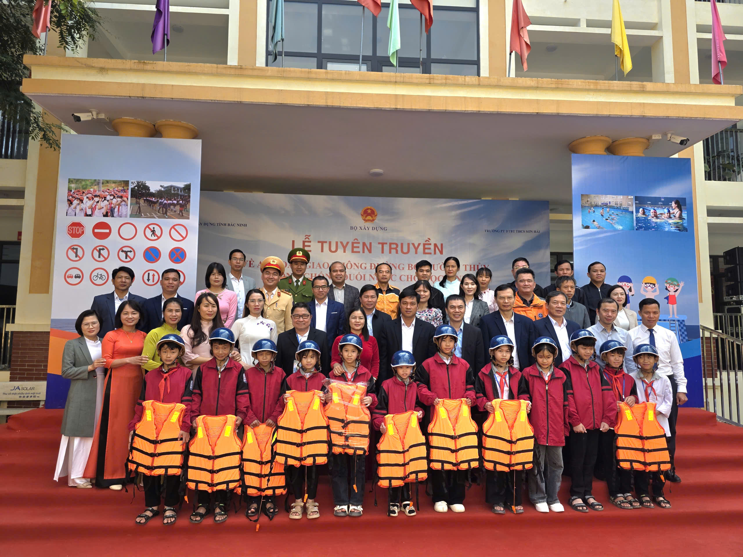 Bộ X&acirc;y dựng tổ chức tuy&ecirc;n truyền an to&agrave;n giao th&ocirc;ng cho học sinh tại Bắc Ninh- Ảnh 8.