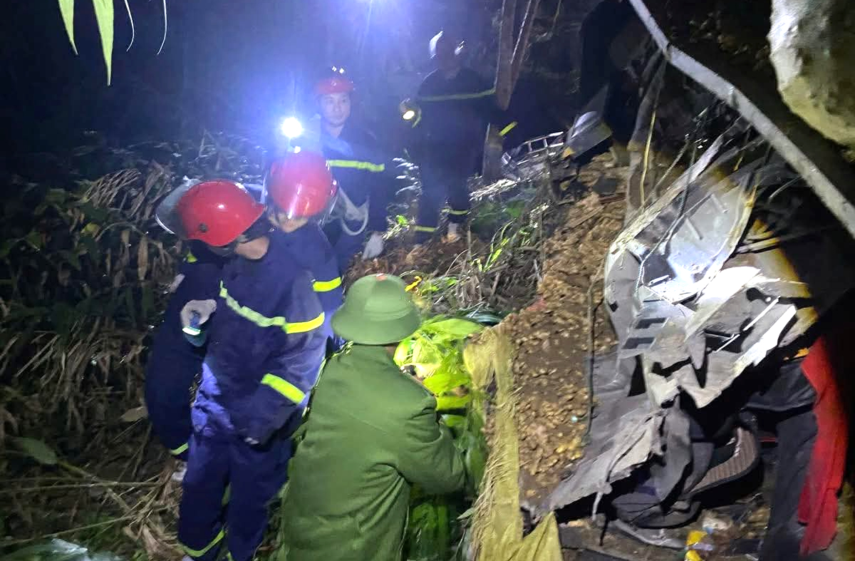 Xe tải rơi xuống vực sâu khoảng 100m ở Lào Cai, lái xe tử vong trong cabin- Ảnh 1.