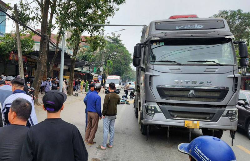 Nạn nhân vụ tai nạn là cụ ông 79 tuổi, vừa đi khám bệnh, đang trên đường về nhà. Nạn nhân vụ tai nạn là cụ ông 79 tuổi, vừa đi khám bệnh, đang trên đường về nhà.