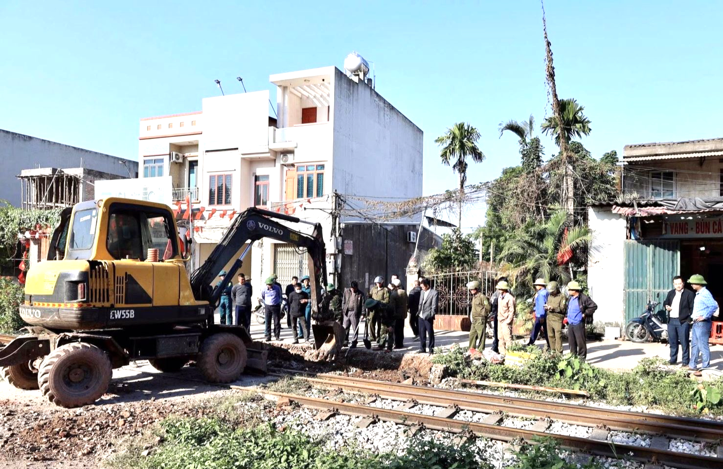 Bắc Ninh: Xóa bỏ 31 lối đi tự mở qua đường sắt- Ảnh 1. Bắc Ninh: Xóa bỏ 31 lối đi tự mở qua đường sắt- Ảnh 1.